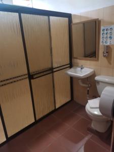 福尔图纳乔斯派克别墅的一间带卫生间和水槽的浴室