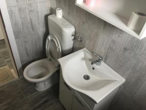 查普利纳Motel Capljina Center的白色的浴室设有卫生间和水槽。