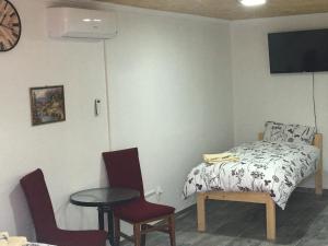 查普利纳Motel Capljina Center的卧室配有一张床和一张桌子及椅子