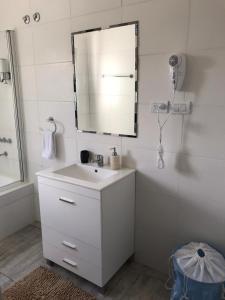 内科切阿Aparts del lago de los cisnes的白色的浴室设有水槽和镜子