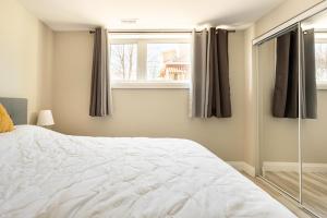 基奇纳ENTIRE 2 BEDROOM APARTMENT DOWNTOWN - u1的卧室配有白色的床和窗户。