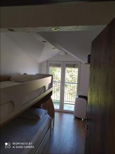 伊加洛Apartman lux REA1的一间卧室配有双层床和窗户。