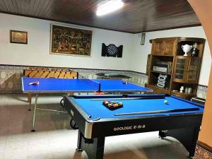 比索达雷加HOUSE DOURO的客厅配有台球桌