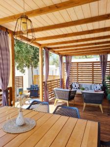 比奥格勒·纳·莫鲁Bungalow Home Sweet Home - Logement complet的庭院配有木桌和椅子