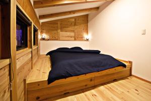 饭山市Tombi Lodge - Vacation STAY 14464v的铺有木地板的客房内设有一间卧室和一张床。