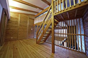 饭山市Tombi Lodge - Vacation STAY 14464v的木质楼梯,位于铺有木地板的小屋内
