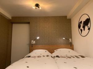 阿姆斯特丹Garden Room and Economy Room的一间卧室配有一张大床和两盏灯