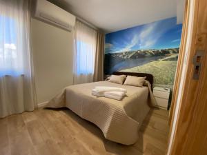 萨布盖鲁Casa dos Conchos 2的一间卧室配有一张壁画床