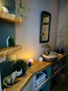 斯海弗宁恩Tiny Beachhouse的一间带水槽和蜡烛台的浴室