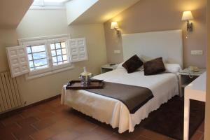 昆卡莱昂诺尔德阿基塔尼亚酒店的酒店客房设有一张床和两个窗户。