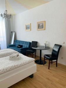 巴登-巴登纳塔利莱瑟民宿 的卧室配有一张床和一张桌子及椅子