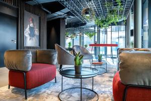 Radisson RED Hotel, Vienna的休息区