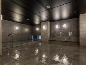 东京Akabane Holic Hotel的一间带两个水槽和游泳池的浴室