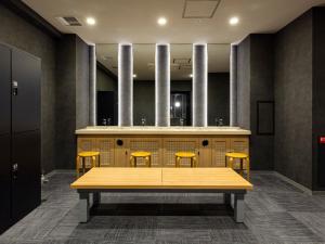 东京Akabane Holic Hotel的一张桌子和四把黄色椅子