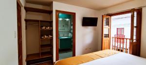 库斯科7th Wonder Apart Hotel Cusco的一间卧室配有一张床,浴室设有水槽