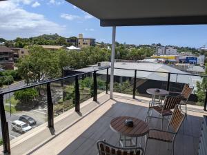 布里斯班The Windsor Hotel Rooms and Apartments, Brisbane的设有一个配有桌椅并享有美景的阳台。