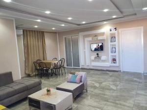 Ḩammām al GhazzāzFamily house的客厅配有沙发和桌子