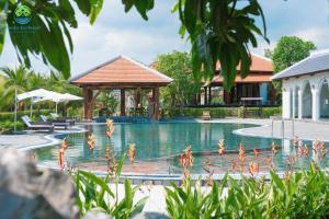 芹苴Cantho Eco Resort的一个带凉亭的度假胜地的游泳池