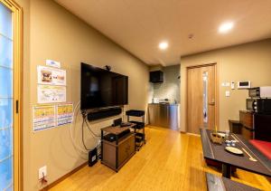 东京YADOYA 夢路的客厅设有壁挂式平面电视。