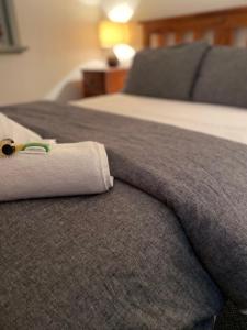 CorambaThe Coramba Hotel的铺在床上的滚动毛巾