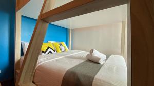 瓜埠Sugar Marina Seaview Families Suite Apartment的卧室配有带白色床罩的双层床