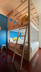 瓜埠Sugar Marina Seaview Families Suite Apartment的双层床的下铺配有黄色巴士