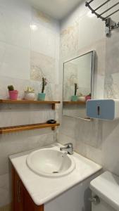 瓜埠Sugar Marina Seaview Families Suite Apartment的一间带水槽和镜子的浴室