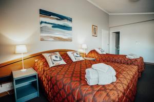 纽曼纽曼四季酒店的酒店客房,配有两张带毛巾的床