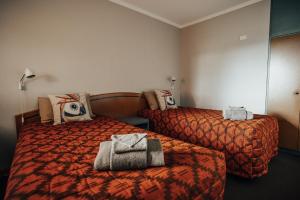纽曼四季酒店客房内的一张或多张床位