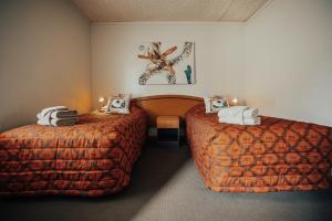 纽曼纽曼四季酒店的一间酒店客房,房间内设有两张床