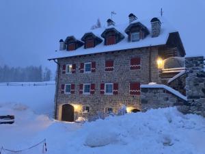 冬天的Renoviertes Apartment mit Terrasse an der Piste mit kostenlosen WiFi