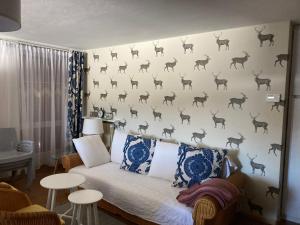 卡雷扎湖Renoviertes Apartment mit Terrasse an der Piste mit kostenlosen WiFi的卧室设有一堵墙,上面有鹿