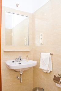圣玛丽亚港Pensión La Palma的一间带水槽和镜子的浴室