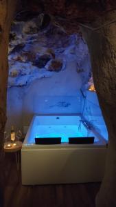 钦琼Las cuevas del agua的天花板客房内的浴缸