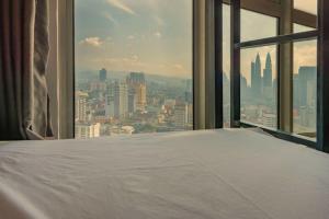 吉隆坡Penthouse on 34 - The Highest Unit and Best Views in Regalia & Private Rooftop Terrace的市景客房的一张床位