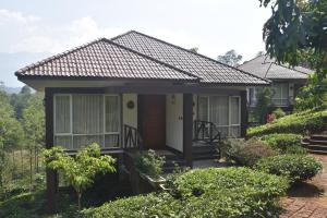 瓦亚纳德Jeevess Ayurveda Resort的一间铺有瓷砖屋顶的小房子