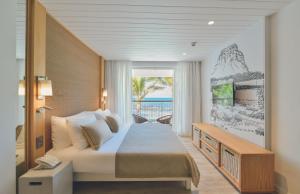 康隆尼角Canonnier Beachcomber Golf Resort & Spa的一间卧室配有一张床,享有海景