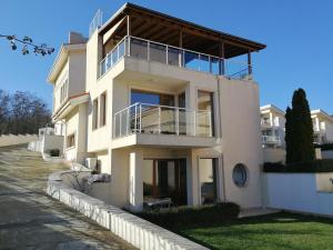 比亚拉Wonderful family villa with sea view的白色房子的一侧设有阳台