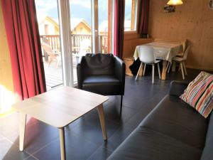 上陶恩Chalet in Hohentauern in the ski area的客厅配有沙发和桌子