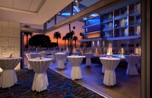 洛杉矶圣塔莫尼卡海滨酒店的大楼内带桌椅的宴会厅