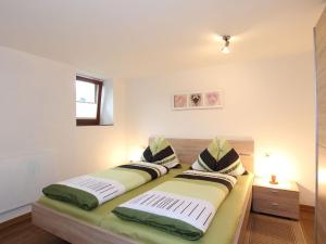 斯塔费顿Apartment in Stuhlfelden with terrace的一间卧室设有两张床和窗户。