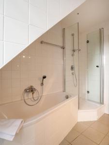 博尔滕哈根FeWo 7 im "Haus am Meer"的带淋浴和浴缸的浴室