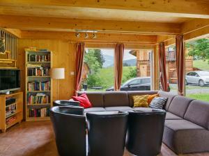 穆劳附近圣格奥尔根Chalet in Sankt Georgen near ski area的带沙发和椅子的客厅