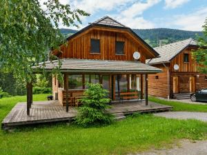 穆劳附近圣格奥尔根Chalet in Sankt Georgen near ski area的大型木制房屋设有木制甲板
