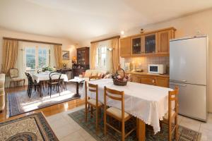 科孚镇Villa Dorina by Corfuescapes的厨房配有桌子和白色冰箱。