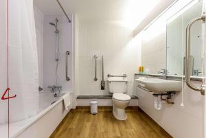 弗利特戴斯舰队酒店的浴室配有卫生间、盥洗盆和淋浴。