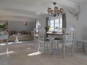 Hollerbusch的白色的用餐室配有桌椅