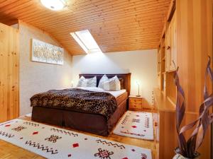 伊伯恩道夫Apartment in Eberndorf Carinthia with sauna的一间卧室配有一张床和天窗