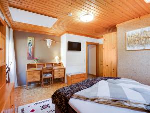 伊伯恩道夫Apartment in Eberndorf Carinthia with sauna的一间卧室配有一张床和一张书桌