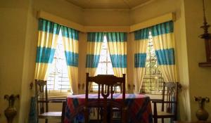 努沃勒埃利耶Shirin1892的客房设有带桌子和椅子的窗户。